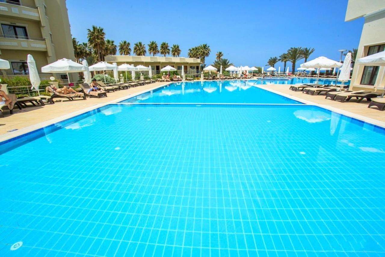 Vuni Palace Premium Hotel & Spa & Casino Beachfront Location ! Kyrenia  Bagian luar foto