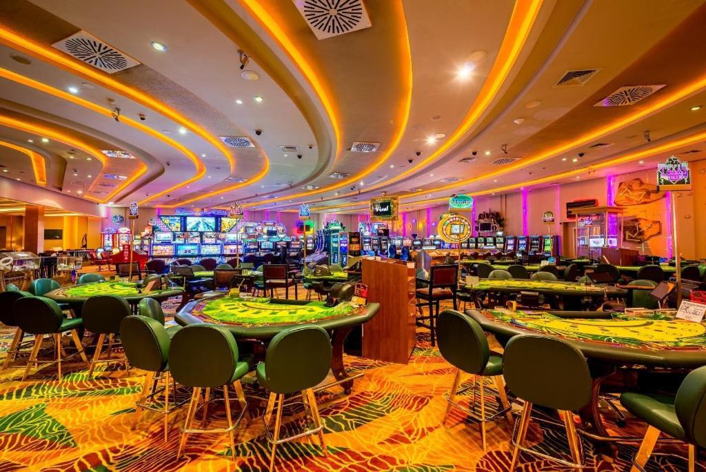Vuni Palace Premium Hotel & Spa & Casino Beachfront Location ! Kyrenia  Bagian luar foto